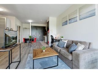 Convenient Kensington living, Great Location Apartment, Melbourne - 3