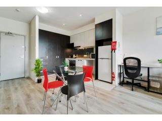 Convenient Kensington living, Great Location Apartment, Melbourne - 5