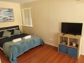 Modern Cosy Studio Close to QEH + Adelaide CBD + Airport + Beaches Apartment, South Australia - 2