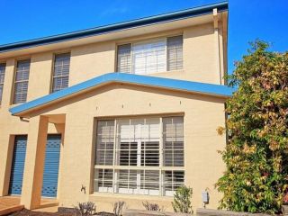 Modern Townhouse on the Creek in Huskisson Guest house, Huskisson - 1