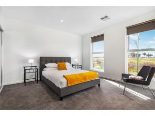 Modern Unit With Balconies Near Melbourne Airport Apartment, Melbourne - 1