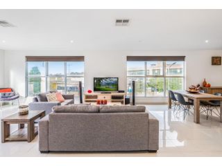 Modern Unit With Balconies Near Melbourne Airport Apartment, Melbourne - 2