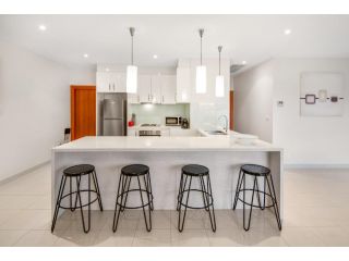 Modern Unit With Balconies Near Melbourne Airport Apartment, Melbourne - 5