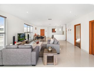 Modern Unit With Balconies Near Melbourne Airport Apartment, Melbourne - 3