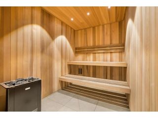 Modern Balcony Unit with Parking, Pool, Spa & Gym Apartment, Melbourne - 3