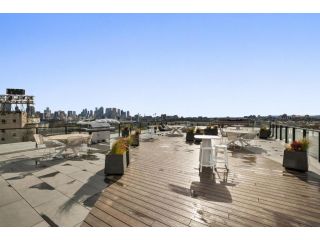 Modern Balcony Unit with Parking, Pool, Spa & Gym Apartment, Melbourne - 2