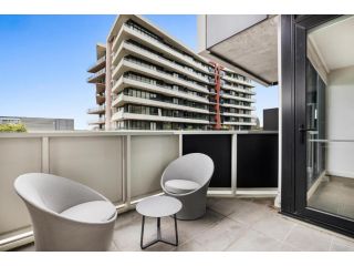 Modern Balcony Unit with Parking, Pool, Spa & Gym Apartment, Melbourne - 1