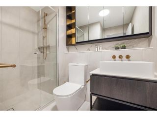 Modern Balcony Unit with Parking, Pool, Spa & Gym Apartment, Melbourne - 5