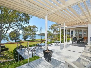 Morisset Bay Waterfront Views Lake House looking over Trinity Marina Guest house, New South Wales - 4