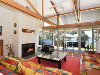 Morisset Bay Waterfront Views Lake House looking over Trinity Marina Guest house, New South Wales - 1