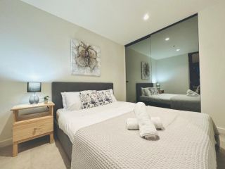 New 1BR 1BA Apartment Central +wifi+ Balcony Apartment, Melbourne - 1