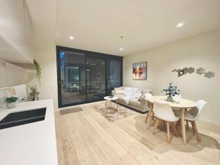 New 1BR 1BA Apartment Central +wifi+ Balcony Apartment, Melbourne - 2