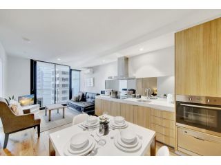 NEW! A Modern & Cozy 2BR Apt Next to Southern Cross with City Views Apartment, Melbourne - 2