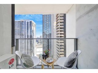 NEW! A Modern & Cozy 2BR Apt Next to Southern Cross with City Views Apartment, Melbourne - 1