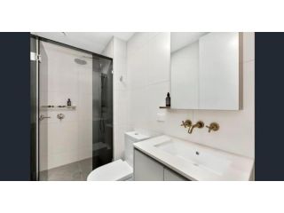 New Spacious 2 Bedroom With Gorgeous City Views Apartment, Melbourne - 5