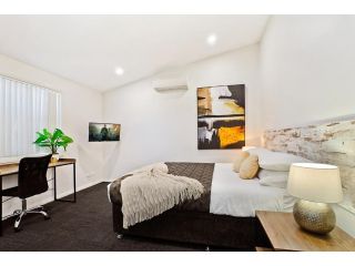 Newcastle Short Stay Accommodation - Birmingham Garden Townhouses Apartment, Newcastle - 2