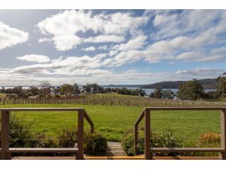 Norfolk Bay Retreat - views over the sea and vines Guest house, Queensland - 1