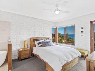 'Nunkeri', 5 Kerrie Close - Stunning House with Fabulous Views, Linen, WIFI & Air Conditioning Guest house, Nelson Bay - 3