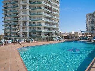 Ocean Plaza Unit 936 - Right on the beach in the centre of Coolangatta Apartment, Gold Coast - 4