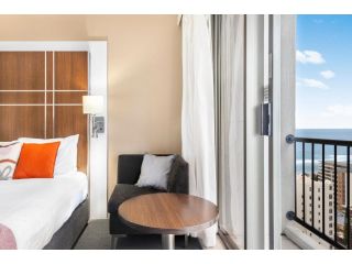 Ocean-View Room near Beach, Clubs, Shops & Sights Apartment, Gold Coast - 1