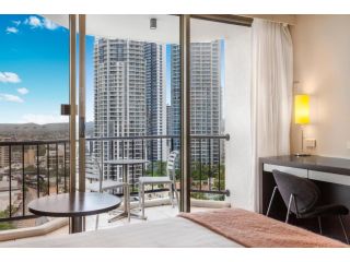 Ocean-View Room near Beach, Clubs, Shops & Sights Apartment, Gold Coast - 3