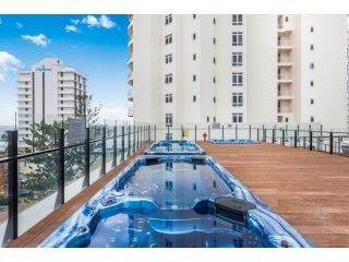 Ocean-View Room near Beach, Clubs, Shops & Sights Apartment, Gold Coast - 5