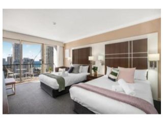 Ocean Vistas And Convenience By The Beach Apartment, Gold Coast - 2