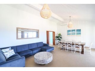 Oceanview Beach House Guest house, Caves Beach - 1