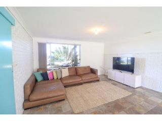 Oceanview Beach House Guest house, Caves Beach - 4