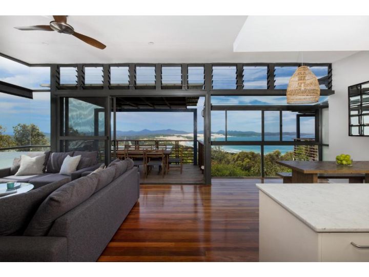 One Mile Retreat - Ocean Views Pool Spa Villa, Anna Bay - imaginea 2