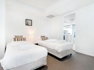 Oracle Broadbeach Amazing Value 2 Bed 1 Bath Apartment, Gold Coast - 2