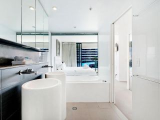 Oracle Broadbeach Amazing Value 2 Bed 1 Bath Apartment, Gold Coast - 1