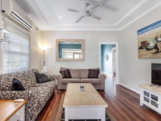 Oscars Pet Friendly Beach House, 14 Tomaree Road Guest house, Shoal Bay - 1