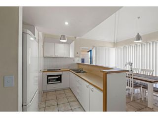 Osprey Holiday Village Unit 110 - Chic 3 Bedroom Holiday Villa with a Pool in the Complex Villa, Exmouth - 5