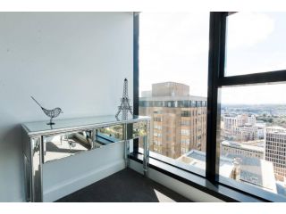 Owen Â· Soaring City Views Central Location Apartment, Melbourne - 1