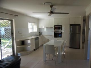 Palmgrove 1 - Rainbow Beach - Gorgeous, modern beach escape in a great location, aircon, wifi, fully fenced, pets welcome Guest house, Rainbow Beach - 3