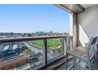 Panoramic City Views Steps from Racecourse Apartment, Melbourne - 4