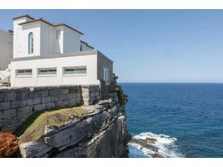 Perched On A Cliff's Edge - Oceanfront Apartment, Sydney - 1