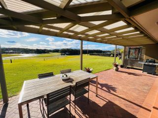 Perfect weekend getaway plus golf at your doorstep Apartment, Salamander Bay - 2