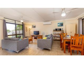 Pet friendly lowset home with room for a boat, Wattle Ave, Bongaree Guest house, Bellara - 1