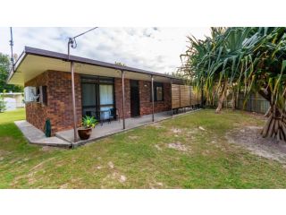 Pet friendly lowset home with room for a boat, Wattle Ave, Bongaree Guest house, Bellara - 2