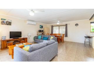 Pet friendly lowset home with room for a boat, Wattle Ave, Bongaree Guest house, Bellara - 3
