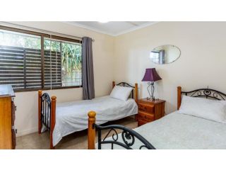 Pet friendly lowset home with room for a boat, Wattle Ave, Bongaree Guest house, Bellara - 5