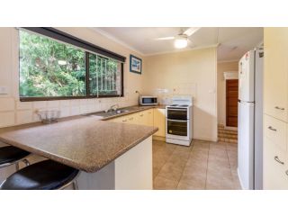 Pet friendly lowset home with room for a boat, Wattle Ave, Bongaree Guest house, Bellara - 4