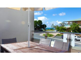 Byron Bay Accom Unit 1 2 Fletcher Street Pipis on the Beach 1 Apartment, Byron Bay - 1