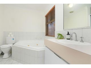 Stunning 3 Bedroom House with Garden Close to CBD Guest house, Perth - 5