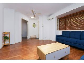 Stunning 3 Bedroom House with Garden Close to CBD Guest house, Perth - 2