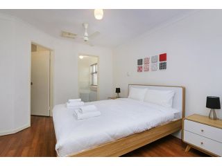 Stunning 3 Bedroom House with Garden Close to CBD Guest house, Perth - 4