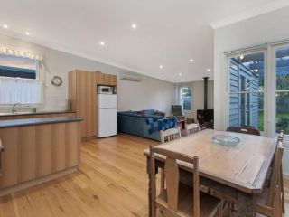 Plovers Rest - central 3 bedroom cottage with small orchard Guest house, Port Fairy - 3