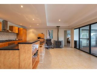 Pool & Putt Paradise, Family Friendly, Pool, WIFI Guest house, Dunsborough - 4